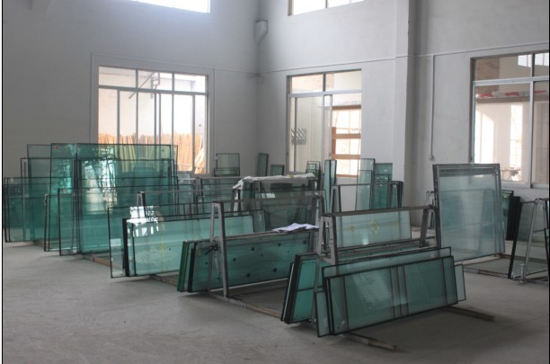 門窗玻璃堆放區
